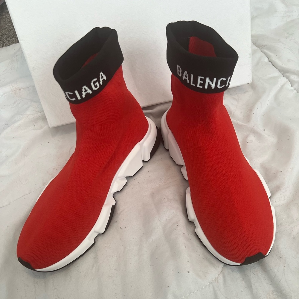 BRAND: BALENCIAGA 
MAILLE RETOURNEE ROUGE NOIR BLANC 
SIZE: 43/ US 10
COLOR: RED - Picture 2 of 6